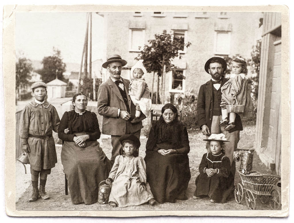 Family photograph in black and white. The family members are all aligned and facing the camera. Paul Golay carries Alice on his left arm.
